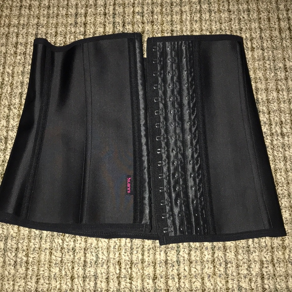 SIZE SMALL WAIST TRAINER NEVER BEEN USED